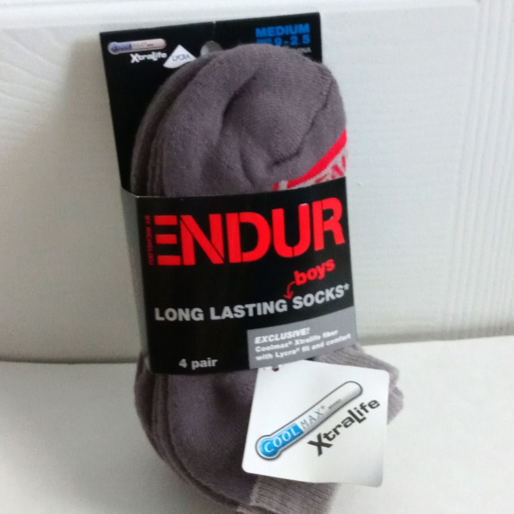 Endur by" Richelieu" 4 pair long lasting boys socks Sz Medium ( 9-2.5)